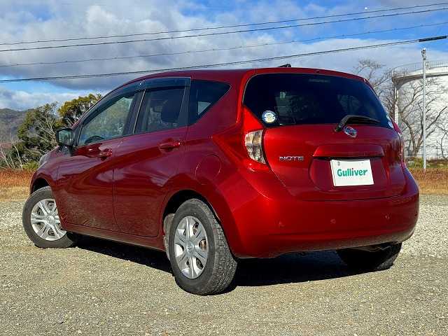 日産 ノート XVセレ +セーフ 兵庫県 2015(平27)年 5.9万km ラディアントレッド 純正ナビ/フルセグTV/Bluetooth接続可/DVD再生可/アラウンドビューモニター/ステアリングリモコン/AUTOライト/アイドリングストップ/車線逸脱警報/スマートキー×2/プッシュスタート/純正フロアマット/スペアタイヤ有