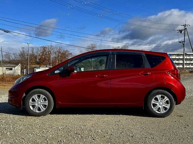 日産 ノート XVセレ +セーフ 兵庫県 2015(平27)年 5.9万km ラディアントレッド 純正ナビ/フルセグTV/Bluetooth接続可/DVD再生可/アラウンドビューモニター/ステアリングリモコン/AUTOライト/アイドリングストップ/車線逸脱警報/スマートキー×2/プッシュスタート/純正フロアマット/スペアタイヤ有