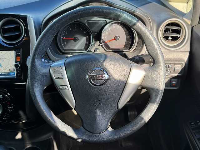 日産 ノート XVセレ +セーフ 兵庫県 2015(平27)年 5.9万km ラディアントレッド 純正ナビ/フルセグTV/Bluetooth接続可/DVD再生可/アラウンドビューモニター/ステアリングリモコン/AUTOライト/アイドリングストップ/車線逸脱警報/スマートキー×2/プッシュスタート/純正フロアマット/スペアタイヤ有