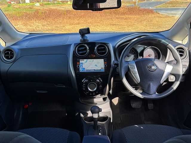 日産 ノート XVセレ +セーフ 兵庫県 2015(平27)年 5.9万km ラディアントレッド 純正ナビ/フルセグTV/Bluetooth接続可/DVD再生可/アラウンドビューモニター/ステアリングリモコン/AUTOライト/アイドリングストップ/車線逸脱警報/スマートキー×2/プッシュスタート/純正フロアマット/スペアタイヤ有