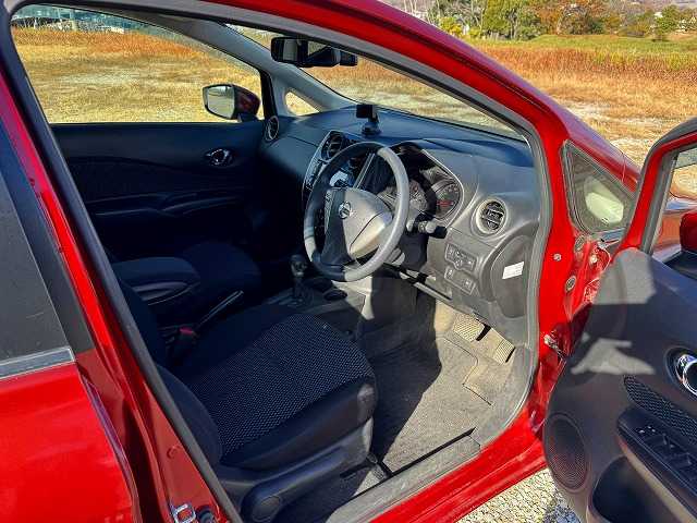 日産 ノート XVセレ +セーフ 兵庫県 2015(平27)年 5.9万km ラディアントレッド 純正ナビ/フルセグTV/Bluetooth接続可/DVD再生可/アラウンドビューモニター/ステアリングリモコン/AUTOライト/アイドリングストップ/車線逸脱警報/スマートキー×2/プッシュスタート/純正フロアマット/スペアタイヤ有