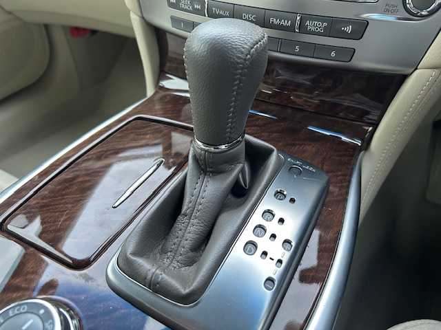 日産 フーガ 250GT 静岡県 2015(平27)年 6.2万km ガーネットブラック ●純正ナビ/（ワンセグ/CD/DVD/Bluetooth）/●全方位カメラ/●クルーズコントロール/●衝突軽減ブレーキ/●レーンキープアシスト/●前後コーナーセンサー/●オートライト/●フォグランプ/●革巻きステアリング/●ステアリングスイッチ/●チルト&テレスコピックステアリング/●運転席シートメモリー/●運転席&助手席パワーシート/●電動格納ウインカーミラー/●ETC/●ドアバイザー/●プッシュスタート/●スマートキー/●スペアキー1本/●純正18インチアルミホイール/●W+サイド+カーテンSRS+ABS