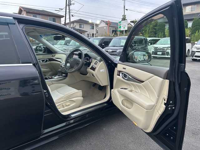 日産 フーガ 250GT 静岡県 2015(平27)年 6.2万km ガーネットブラック ●純正ナビ/（ワンセグ/CD/DVD/Bluetooth）/●全方位カメラ/●クルーズコントロール/●衝突軽減ブレーキ/●レーンキープアシスト/●前後コーナーセンサー/●オートライト/●フォグランプ/●革巻きステアリング/●ステアリングスイッチ/●チルト&テレスコピックステアリング/●運転席シートメモリー/●運転席&助手席パワーシート/●電動格納ウインカーミラー/●ETC/●ドアバイザー/●プッシュスタート/●スマートキー/●スペアキー1本/●純正18インチアルミホイール/●W+サイド+カーテンSRS+ABS