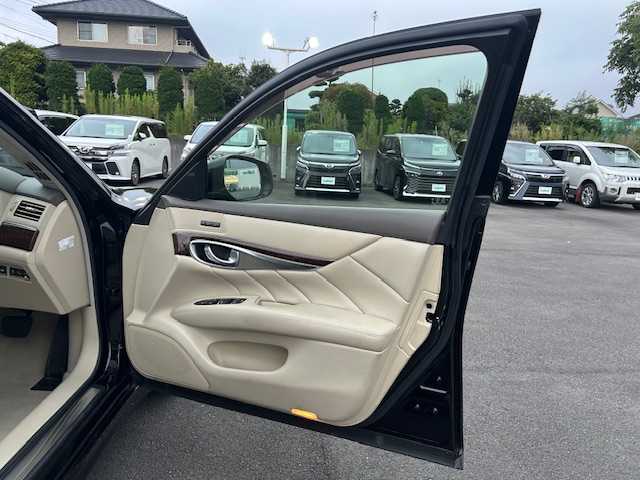 日産 フーガ 250GT 静岡県 2015(平27)年 6.2万km ガーネットブラック ●純正ナビ/（ワンセグ/CD/DVD/Bluetooth）/●全方位カメラ/●クルーズコントロール/●衝突軽減ブレーキ/●レーンキープアシスト/●前後コーナーセンサー/●オートライト/●フォグランプ/●革巻きステアリング/●ステアリングスイッチ/●チルト&テレスコピックステアリング/●運転席シートメモリー/●運転席&助手席パワーシート/●電動格納ウインカーミラー/●ETC/●ドアバイザー/●プッシュスタート/●スマートキー/●スペアキー1本/●純正18インチアルミホイール/●W+サイド+カーテンSRS+ABS