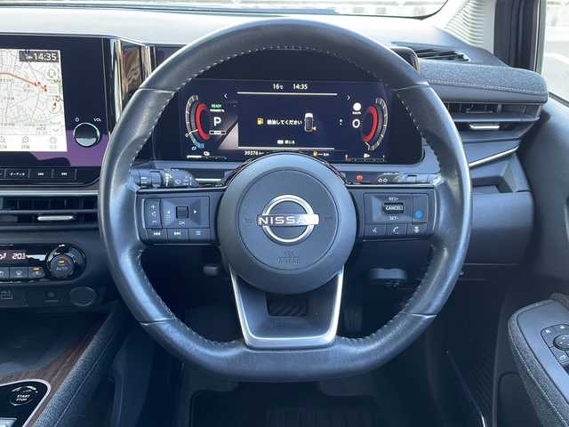 日産 オーラ G 山口県 2022(令4)年 4万km ダークメタルグレー BOSEサウンド/純正9インチナビ/・AM/FM/HDMI/Androido Auto/・Bluetooth/・フルセグテレビ/アラウンドビューモニター/ドライブレコーダー/ETC/スマートルームミラー/ワイヤレス充電/安全装備/・プロパイロット/・エマージェンシーブレーキ/・インテリジェント FCW（前方衝突予測警報）/・踏み間違い衝突防止アシスト/・インテリジェント LI（車線逸脱防止支援システム）＋LDW（車線逸脱警報）/・インテリジェント BSI（後側方衝突防止支援システム）/BSW（後側方車両検知警報）/・標識検知機能（進入禁止標識検知、最高速度標識検知、一時停止標識検知）/・SOSコール/・オートハイビーム/LEDヘッドライト/純正フロアマット/純正17インチAW