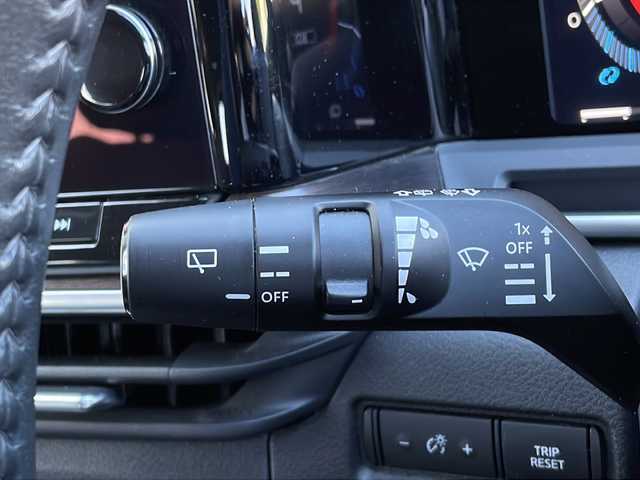 日産 オーラ G 山口県 2022(令4)年 4万km ダークメタルグレー BOSEサウンド/純正9インチナビ/・AM/FM/HDMI/Androido Auto/・Bluetooth/・フルセグテレビ/アラウンドビューモニター/ドライブレコーダー/ETC/スマートルームミラー/ワイヤレス充電/安全装備/・プロパイロット/・エマージェンシーブレーキ/・インテリジェント FCW（前方衝突予測警報）/・踏み間違い衝突防止アシスト/・インテリジェント LI（車線逸脱防止支援システム）＋LDW（車線逸脱警報）/・インテリジェント BSI（後側方衝突防止支援システム）/BSW（後側方車両検知警報）/・標識検知機能（進入禁止標識検知、最高速度標識検知、一時停止標識検知）/・SOSコール/・オートハイビーム/LEDヘッドライト/純正フロアマット/純正17インチAW