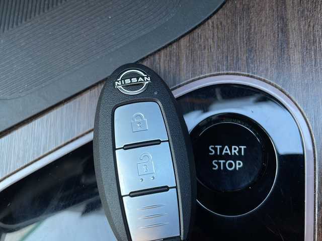 日産 オーラ G 山口県 2022(令4)年 4万km ダークメタルグレー BOSEサウンド/純正9インチナビ/・AM/FM/HDMI/Androido Auto/・Bluetooth/・フルセグテレビ/アラウンドビューモニター/ドライブレコーダー/ETC/スマートルームミラー/ワイヤレス充電/安全装備/・プロパイロット/・エマージェンシーブレーキ/・インテリジェント FCW（前方衝突予測警報）/・踏み間違い衝突防止アシスト/・インテリジェント LI（車線逸脱防止支援システム）＋LDW（車線逸脱警報）/・インテリジェント BSI（後側方衝突防止支援システム）/BSW（後側方車両検知警報）/・標識検知機能（進入禁止標識検知、最高速度標識検知、一時停止標識検知）/・SOSコール/・オートハイビーム/LEDヘッドライト/純正フロアマット/純正17インチAW