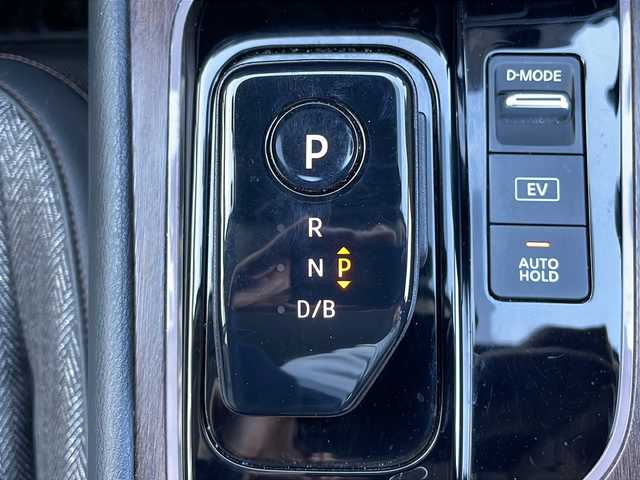 日産 オーラ G 山口県 2022(令4)年 4万km ダークメタルグレー BOSEサウンド/純正9インチナビ/・AM/FM/HDMI/Androido Auto/・Bluetooth/・フルセグテレビ/アラウンドビューモニター/ドライブレコーダー/ETC/スマートルームミラー/ワイヤレス充電/安全装備/・プロパイロット/・エマージェンシーブレーキ/・インテリジェント FCW（前方衝突予測警報）/・踏み間違い衝突防止アシスト/・インテリジェント LI（車線逸脱防止支援システム）＋LDW（車線逸脱警報）/・インテリジェント BSI（後側方衝突防止支援システム）/BSW（後側方車両検知警報）/・標識検知機能（進入禁止標識検知、最高速度標識検知、一時停止標識検知）/・SOSコール/・オートハイビーム/LEDヘッドライト/純正フロアマット/純正17インチAW