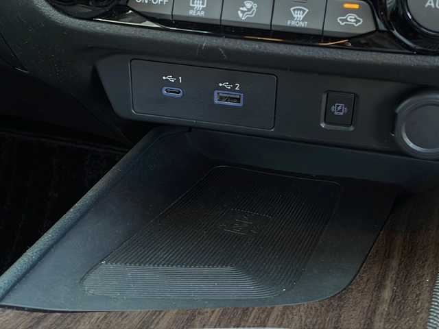 日産 オーラ G 山口県 2022(令4)年 4万km ダークメタルグレー BOSEサウンド/純正9インチナビ/・AM/FM/HDMI/Androido Auto/・Bluetooth/・フルセグテレビ/アラウンドビューモニター/ドライブレコーダー/ETC/スマートルームミラー/ワイヤレス充電/安全装備/・プロパイロット/・エマージェンシーブレーキ/・インテリジェント FCW（前方衝突予測警報）/・踏み間違い衝突防止アシスト/・インテリジェント LI（車線逸脱防止支援システム）＋LDW（車線逸脱警報）/・インテリジェント BSI（後側方衝突防止支援システム）/BSW（後側方車両検知警報）/・標識検知機能（進入禁止標識検知、最高速度標識検知、一時停止標識検知）/・SOSコール/・オートハイビーム/LEDヘッドライト/純正フロアマット/純正17インチAW