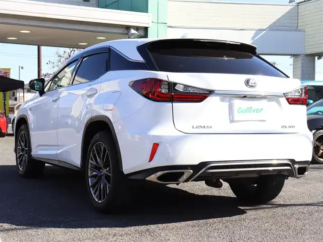 レクサス ＲＸ 300 Fスポーツ 神奈川県 2018(平30)年 5.3万km ホワイトノーヴァガラスフレーク セーフティシステムプラス/サンルーフ /ディスプレイオーディオナビ/フルセグテレビ/BluetoothAudio/アラウンドビューモニター/クルーズコントロール/ドライブモードセレクト/プッシュスタート/パワーバックドア/ETC2.0/LEDヘッドランプ/パドルシフト/ステアリングヒーター/赤革シート/8WAYパワーシート/シートヒーター/シートポジションメモリー機能/手動サンシェード（後席）/保証書、取説、ナビ説/スペアスマートキー