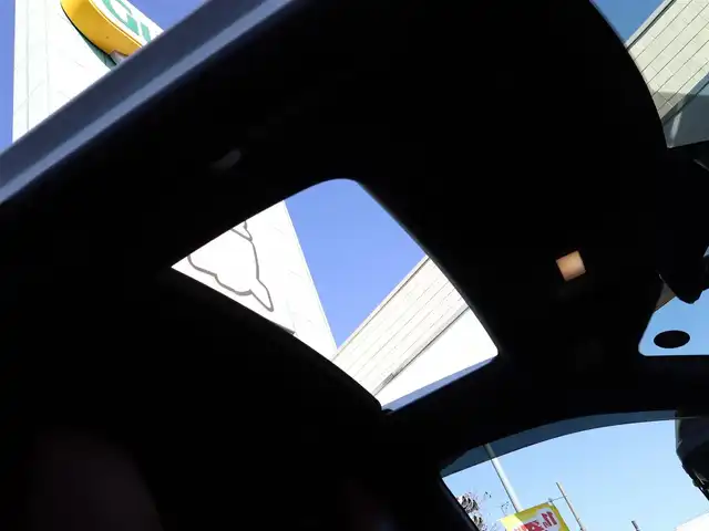 レクサス ＲＸ 300 Fスポーツ 神奈川県 2018(平30)年 5.3万km ホワイトノーヴァガラスフレーク セーフティシステムプラス/サンルーフ /ディスプレイオーディオナビ/フルセグテレビ/BluetoothAudio/アラウンドビューモニター/クルーズコントロール/ドライブモードセレクト/プッシュスタート/パワーバックドア/ETC2.0/LEDヘッドランプ/パドルシフト/ステアリングヒーター/赤革シート/8WAYパワーシート/シートヒーター/シートポジションメモリー機能/手動サンシェード（後席）/保証書、取説、ナビ説/スペアスマートキー