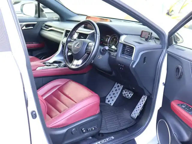 レクサス ＲＸ 300 Fスポーツ 神奈川県 2018(平30)年 5.3万km ホワイトノーヴァガラスフレーク セーフティシステムプラス/サンルーフ /ディスプレイオーディオナビ/フルセグテレビ/BluetoothAudio/アラウンドビューモニター/クルーズコントロール/ドライブモードセレクト/プッシュスタート/パワーバックドア/ETC2.0/LEDヘッドランプ/パドルシフト/ステアリングヒーター/赤革シート/8WAYパワーシート/シートヒーター/シートポジションメモリー機能/手動サンシェード（後席）/保証書、取説、ナビ説/スペアスマートキー