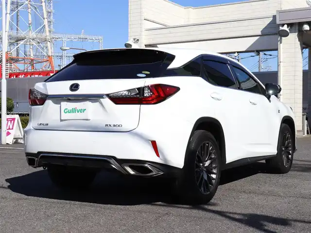 レクサス ＲＸ 300 Fスポーツ 神奈川県 2018(平30)年 5.3万km ホワイトノーヴァガラスフレーク セーフティシステムプラス/サンルーフ /ディスプレイオーディオナビ/フルセグテレビ/BluetoothAudio/アラウンドビューモニター/クルーズコントロール/ドライブモードセレクト/プッシュスタート/パワーバックドア/ETC2.0/LEDヘッドランプ/パドルシフト/ステアリングヒーター/赤革シート/8WAYパワーシート/シートヒーター/シートポジションメモリー機能/手動サンシェード（後席）/保証書、取説、ナビ説/スペアスマートキー