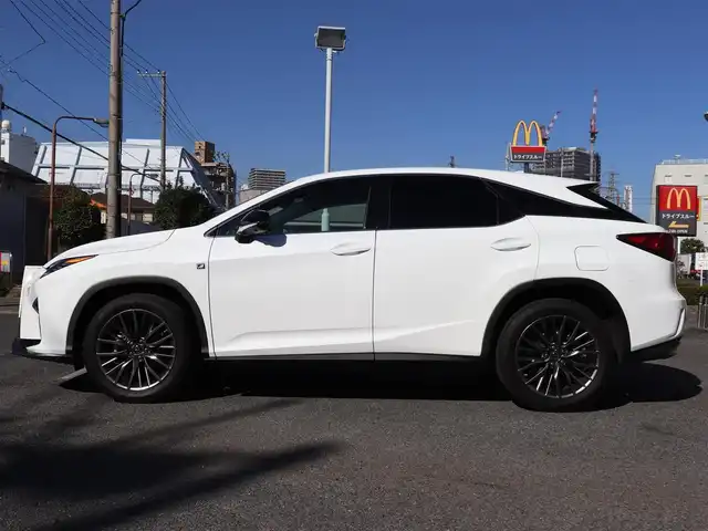 レクサス ＲＸ 300 Fスポーツ 神奈川県 2018(平30)年 5.3万km ホワイトノーヴァガラスフレーク セーフティシステムプラス/サンルーフ /ディスプレイオーディオナビ/フルセグテレビ/BluetoothAudio/アラウンドビューモニター/クルーズコントロール/ドライブモードセレクト/プッシュスタート/パワーバックドア/ETC2.0/LEDヘッドランプ/パドルシフト/ステアリングヒーター/赤革シート/8WAYパワーシート/シートヒーター/シートポジションメモリー機能/手動サンシェード（後席）/保証書、取説、ナビ説/スペアスマートキー