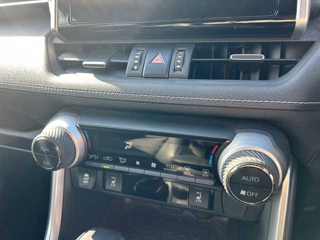 トヨタ ＲＡＶ４ ハイブリッドG 愛媛県 2020(令2)年 4.2万km アティチュードブラックマイカ 純正ナビ/（Bluetooth/AM/FM/ワンセグTV/SD/AUX）/ブラインドスポットモニター/衝突軽減ブレーキ/レーダークルーズコントロール/コーナーセンサー/パワーシート/シートヒーター/LEDヘッドライト/オートマチックハイビーム/ETC/ルーフレール/純正18インチAW/純正フロアマット/4WD/ステアリングヒーター