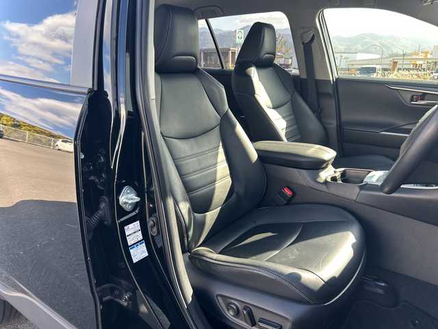トヨタ ＲＡＶ４ ハイブリッドG 愛媛県 2020(令2)年 4.2万km アティチュードブラックマイカ 純正ナビ/（Bluetooth/AM/FM/ワンセグTV/SD/AUX）/ブラインドスポットモニター/衝突軽減ブレーキ/レーダークルーズコントロール/コーナーセンサー/パワーシート/シートヒーター/LEDヘッドライト/オートマチックハイビーム/ETC/ルーフレール/純正18インチAW/純正フロアマット/4WD/ステアリングヒーター