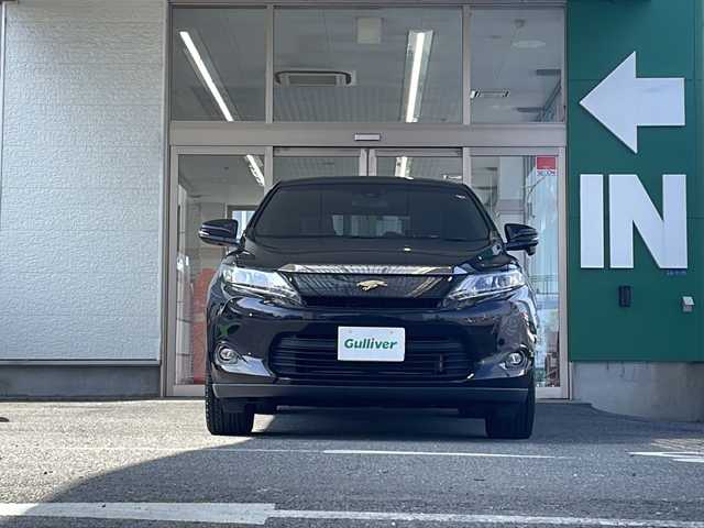 トヨタ ハリアー ハイブリッド プレミアム 愛知県 2016(平28)年 7.6万km スパークリングブラックパールクリスタルシャイン 禁煙車/ワンオーナー/クルーズコントロール/フルセグテレビ/バックカメラ/純正ナビ/Bluetooth/ETC/クリアランスソナー/サンルーフ電動/バンティーミラーランプ/AUTOライト/AUTOハイビーム/LEDヘッドライト/フォグランプ/レーンキープアシスト/パーキングアシスト/パワーシート（運転席）/ドアバイザー/純正アルミ/純正フロアマット/取説/保証書