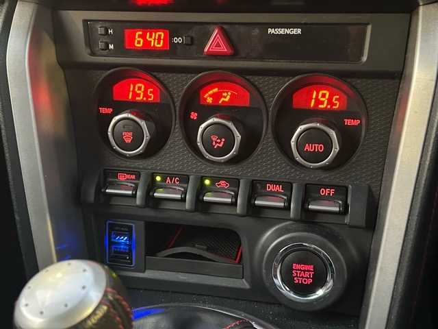 トヨタ ８６ GT 茨城県 2014(平26)年 15.9万km ライトニングレッド 純正ディーラーナビ/バックカメラ/ETC/フルセグTV/Bluetooth/CD/USB/ドライブレコーダー/社外フロアマット/モデリスタエアロ/社外アルミホイール/ドアバイザー/オートライト