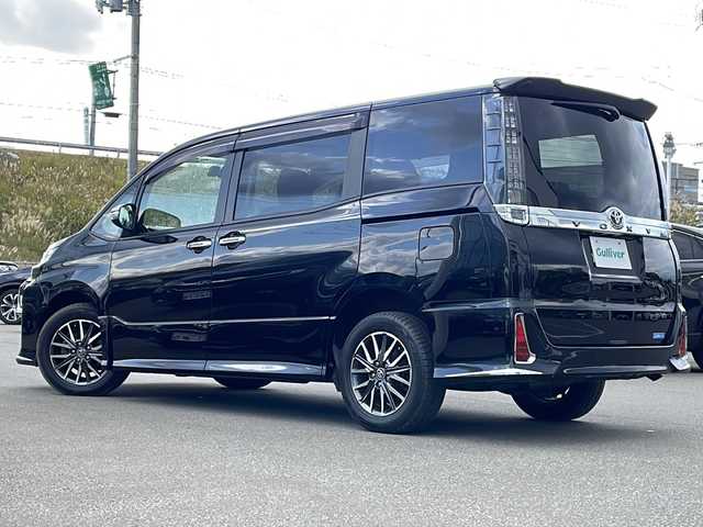 トヨタ ヴォクシー ZS 煌Ⅱ 青森県 2016(平28)年 6.3万km ブラック ・4WD/・ALPINE9インチ ナビ/・フルセグ/BT/CD/DVD/・バックカメラ/・両側パワースライドドア/・衝突軽減装置/・横滑り抑制装置/・レーンキープアシスト/・ビルトインETC/・前方ドライブレコーダー/・プッシュスタート/・スマートキー/・USB端子/・オートマチックハイビーム/・純正フロアマット/・7人乗り/・スペアキー/・純正16AW