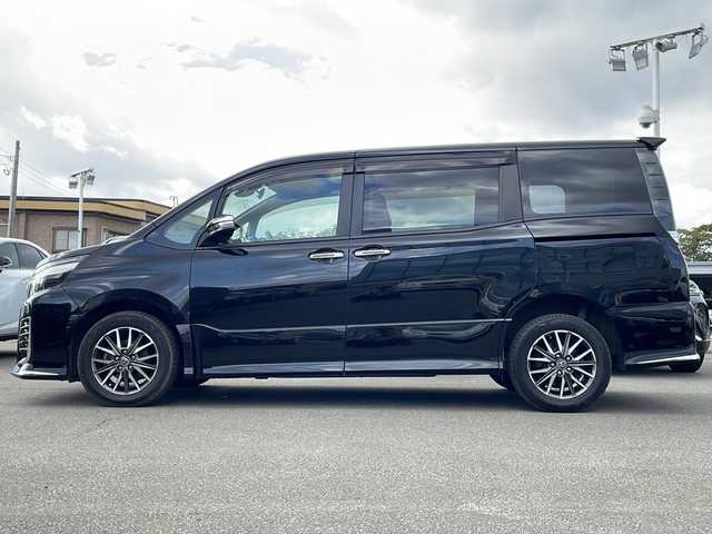 トヨタ ヴォクシー ZS 煌Ⅱ 青森県 2016(平28)年 6.3万km ブラック ・4WD/・ALPINE9インチ ナビ/・フルセグ/BT/CD/DVD/・バックカメラ/・両側パワースライドドア/・衝突軽減装置/・横滑り抑制装置/・レーンキープアシスト/・ビルトインETC/・前方ドライブレコーダー/・プッシュスタート/・スマートキー/・USB端子/・オートマチックハイビーム/・純正フロアマット/・7人乗り/・スペアキー/・純正16AW