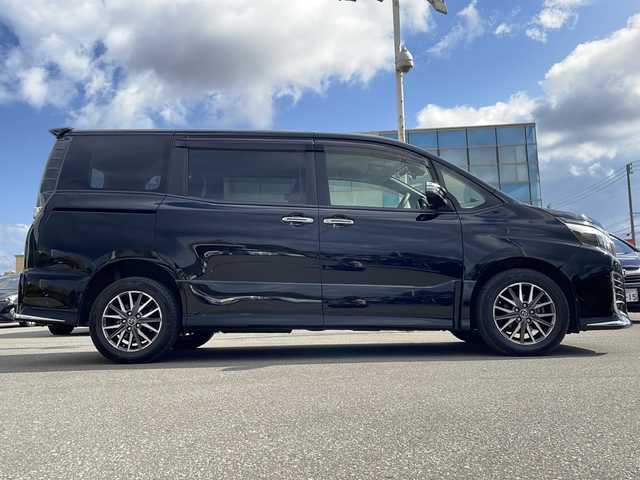 トヨタ ヴォクシー ZS 煌Ⅱ 青森県 2016(平28)年 6.3万km ブラック ・4WD/・ALPINE9インチ ナビ/・フルセグ/BT/CD/DVD/・バックカメラ/・両側パワースライドドア/・衝突軽減装置/・横滑り抑制装置/・レーンキープアシスト/・ビルトインETC/・前方ドライブレコーダー/・プッシュスタート/・スマートキー/・USB端子/・オートマチックハイビーム/・純正フロアマット/・7人乗り/・スペアキー/・純正16AW