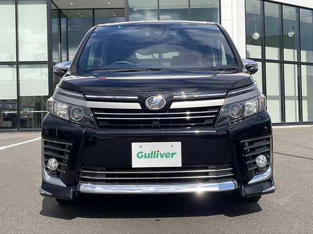 トヨタ ヴォクシー ZS 煌Ⅱ 青森県 2016(平28)年 6.3万km ブラック ・4WD/・ALPINE9インチ ナビ/・フルセグ/BT/CD/DVD/・バックカメラ/・両側パワースライドドア/・衝突軽減装置/・横滑り抑制装置/・レーンキープアシスト/・ビルトインETC/・前方ドライブレコーダー/・プッシュスタート/・スマートキー/・USB端子/・オートマチックハイビーム/・純正フロアマット/・7人乗り/・スペアキー/・純正16AW