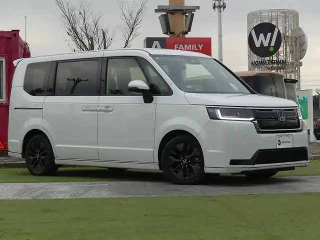ホンダ ステップワゴン スパーダ eHEV 千葉県 2023(令5)年 3.9万km プラチナホワイトパール 205/60R16/ホンダセンシング/・衝突軽減ブレーキ（CMBS）/・車線維持支援システム（LKAS）/・アダプティブクルーズコントロール（ACC）/・後方誤発進抑制機能/・誤発進抑制機能/パワーバックドア/両側パワースライドドア/純正ナビ/地デジTV/【DVD/CD再生機能　Bluetooth接続】/バックカメラ/ハーフレザーシート/前席シートヒーター/革巻きステアリング/ステアリングスイッチ/パドルシフト/ETC/LEDヘッドライト/フォグライト/ウインカーミラー/コーナーセンサー/純正16インチアルミホイル/サイド/カーテンエアバッグ/Honda スマートキー