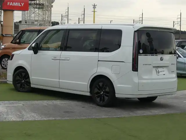 ホンダ ステップワゴン スパーダ eHEV 千葉県 2023(令5)年 3.9万km プラチナホワイトパール 205/60R16/ホンダセンシング/・衝突軽減ブレーキ（CMBS）/・車線維持支援システム（LKAS）/・アダプティブクルーズコントロール（ACC）/・後方誤発進抑制機能/・誤発進抑制機能/パワーバックドア/両側パワースライドドア/純正ナビ/地デジTV/【DVD/CD再生機能　Bluetooth接続】/バックカメラ/ハーフレザーシート/前席シートヒーター/革巻きステアリング/ステアリングスイッチ/パドルシフト/ETC/LEDヘッドライト/フォグライト/ウインカーミラー/コーナーセンサー/純正16インチアルミホイル/サイド/カーテンエアバッグ/Honda スマートキー
