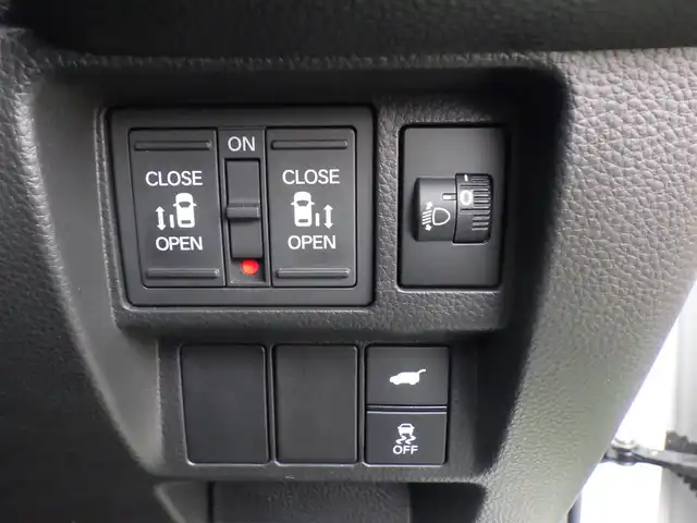 ホンダ ステップワゴン スパーダ eHEV 千葉県 2023(令5)年 3.9万km プラチナホワイトパール 205/60R16/ホンダセンシング/・衝突軽減ブレーキ（CMBS）/・車線維持支援システム（LKAS）/・アダプティブクルーズコントロール（ACC）/・後方誤発進抑制機能/・誤発進抑制機能/パワーバックドア/両側パワースライドドア/純正ナビ/地デジTV/【DVD/CD再生機能　Bluetooth接続】/バックカメラ/ハーフレザーシート/前席シートヒーター/革巻きステアリング/ステアリングスイッチ/パドルシフト/ETC/LEDヘッドライト/フォグライト/ウインカーミラー/コーナーセンサー/純正16インチアルミホイル/サイド/カーテンエアバッグ/Honda スマートキー