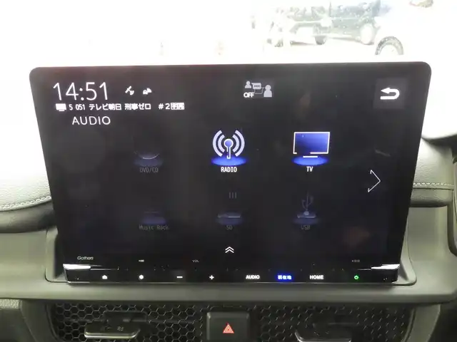 ホンダ ステップワゴン スパーダ eHEV 千葉県 2023(令5)年 3.9万km プラチナホワイトパール 205/60R16/ホンダセンシング/・衝突軽減ブレーキ（CMBS）/・車線維持支援システム（LKAS）/・アダプティブクルーズコントロール（ACC）/・後方誤発進抑制機能/・誤発進抑制機能/パワーバックドア/両側パワースライドドア/純正ナビ/地デジTV/【DVD/CD再生機能　Bluetooth接続】/バックカメラ/ハーフレザーシート/前席シートヒーター/革巻きステアリング/ステアリングスイッチ/パドルシフト/ETC/LEDヘッドライト/フォグライト/ウインカーミラー/コーナーセンサー/純正16インチアルミホイル/サイド/カーテンエアバッグ/Honda スマートキー