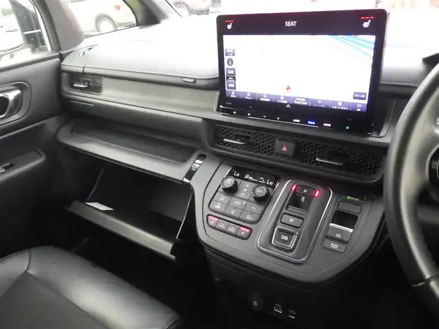 ホンダ ステップワゴン スパーダ eHEV 千葉県 2023(令5)年 3.9万km プラチナホワイトパール 205/60R16/ホンダセンシング/・衝突軽減ブレーキ（CMBS）/・車線維持支援システム（LKAS）/・アダプティブクルーズコントロール（ACC）/・後方誤発進抑制機能/・誤発進抑制機能/パワーバックドア/両側パワースライドドア/純正ナビ/地デジTV/【DVD/CD再生機能　Bluetooth接続】/バックカメラ/ハーフレザーシート/前席シートヒーター/革巻きステアリング/ステアリングスイッチ/パドルシフト/ETC/LEDヘッドライト/フォグライト/ウインカーミラー/コーナーセンサー/純正16インチアルミホイル/サイド/カーテンエアバッグ/Honda スマートキー