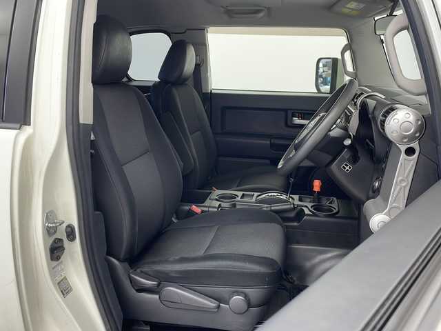 トヨタ ＦＪクルーザー 栃木県 2014(平26)年 6.3万km ホワイト パートタイム4WD/フロア5AT/純正 7インチナビ /（FM/AM/CD/TV/SD/Bluetooth）/バックカメラ/ETC/バックソナー/純正スチールホイール/マニュアルエアコン/ステアリングスイッチ/フォグランプ/リモコンキーx1/保証書・取扱説明書