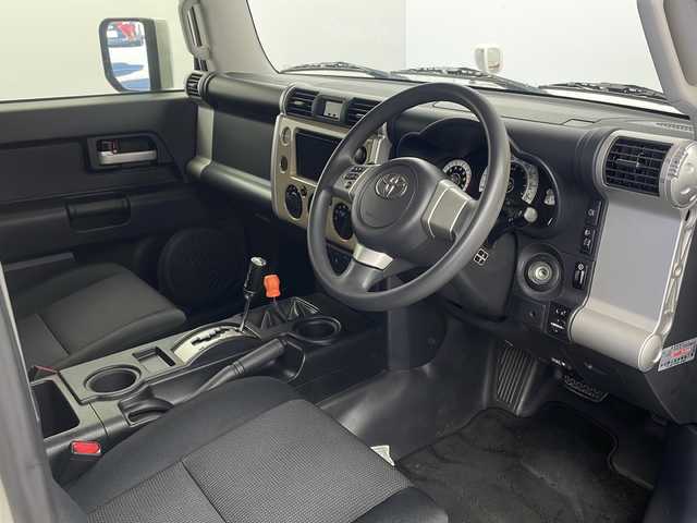 トヨタ ＦＪクルーザー 栃木県 2014(平26)年 6.3万km ホワイト パートタイム4WD/フロア5AT/純正 7インチナビ /（FM/AM/CD/TV/SD/Bluetooth）/バックカメラ/ETC/バックソナー/純正スチールホイール/マニュアルエアコン/ステアリングスイッチ/フォグランプ/リモコンキーx1/保証書・取扱説明書