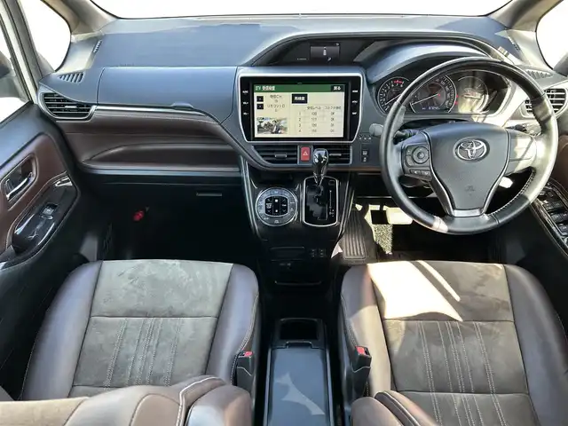 トヨタ エスクァイア Gi プレミアムパッケージ 岡山県 2018(平30)年 6.8万km ホワイトパールクリスタルシャイン 登録時走行距離67842km/ワンオーナー/純正10インチナビ/フルセグTV(AM/FM/CD/DVD/Bluetooth)/純正12.1インチフリップダウンモニター/バックカメラ/両側パワースライドドア/ドライブレコーダー/ビルトインETC/トヨタセーフティセンス/・プリクラッシュセーフティ/・オートマチックハイビーム/・レーンディバーチャーアラート/クルーズコントロール/横滑り防止装置/シートヒーター/ステアリングヒーター/アイドリングストップ/１５インチ純正AW/ハーフレザーシート/LEDヘッドライト/純正フロアマット