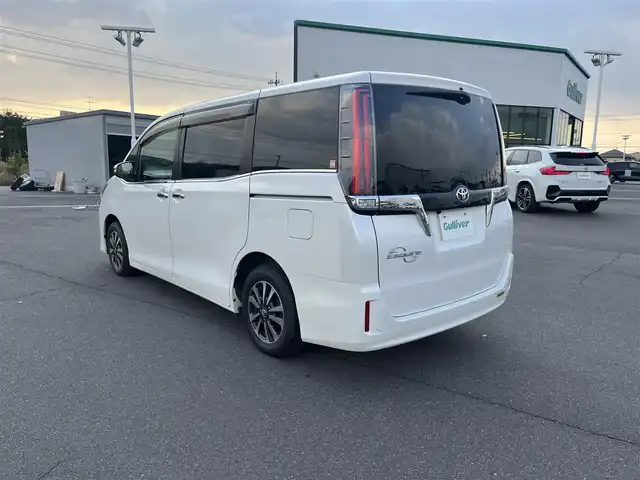 トヨタ エスクァイア Gi プレミアムパッケージ 岡山県 2018(平30)年 6.8万km ホワイトパールクリスタルシャイン 登録時走行距離67842km/ワンオーナー/純正10インチナビ/フルセグTV(AM/FM/CD/DVD/Bluetooth)/純正12.1インチフリップダウンモニター/バックカメラ/両側パワースライドドア/ドライブレコーダー/ビルトインETC/トヨタセーフティセンス/・プリクラッシュセーフティ/・オートマチックハイビーム/・レーンディバーチャーアラート/クルーズコントロール/横滑り防止装置/シートヒーター/ステアリングヒーター/アイドリングストップ/１５インチ純正AW/ハーフレザーシート/LEDヘッドライト/純正フロアマット