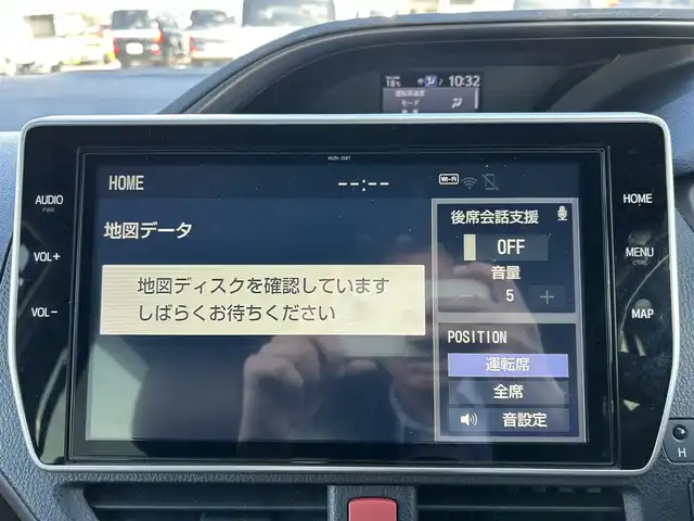 トヨタ エスクァイア Gi プレミアムパッケージ 岡山県 2018(平30)年 6.8万km ホワイトパールクリスタルシャイン 登録時走行距離67842km/ワンオーナー/純正10インチナビ/フルセグTV(AM/FM/CD/DVD/Bluetooth)/純正12.1インチフリップダウンモニター/バックカメラ/両側パワースライドドア/ドライブレコーダー/ビルトインETC/トヨタセーフティセンス/・プリクラッシュセーフティ/・オートマチックハイビーム/・レーンディバーチャーアラート/クルーズコントロール/横滑り防止装置/シートヒーター/ステアリングヒーター/アイドリングストップ/１５インチ純正AW/ハーフレザーシート/LEDヘッドライト/純正フロアマット