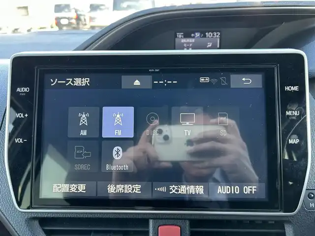 トヨタ エスクァイア Gi プレミアムパッケージ 岡山県 2018(平30)年 6.8万km ホワイトパールクリスタルシャイン 登録時走行距離67842km/ワンオーナー/純正10インチナビ/フルセグTV(AM/FM/CD/DVD/Bluetooth)/純正12.1インチフリップダウンモニター/バックカメラ/両側パワースライドドア/ドライブレコーダー/ビルトインETC/トヨタセーフティセンス/・プリクラッシュセーフティ/・オートマチックハイビーム/・レーンディバーチャーアラート/クルーズコントロール/横滑り防止装置/シートヒーター/ステアリングヒーター/アイドリングストップ/１５インチ純正AW/ハーフレザーシート/LEDヘッドライト/純正フロアマット