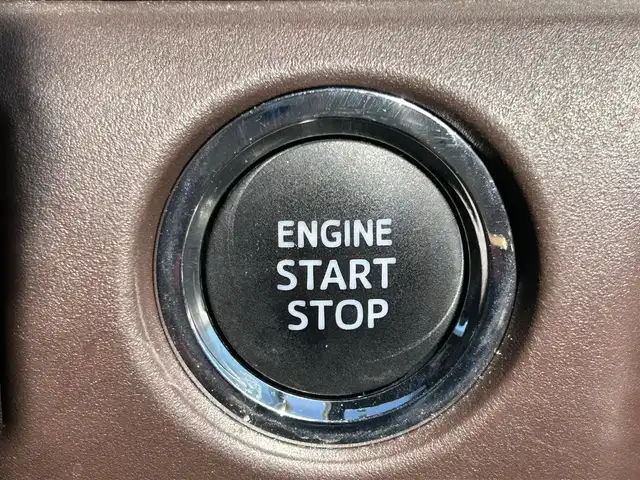 トヨタ エスクァイア Gi プレミアムパッケージ 岡山県 2018(平30)年 6.8万km ホワイトパールクリスタルシャイン 登録時走行距離67842km/ワンオーナー/純正10インチナビ/フルセグTV(AM/FM/CD/DVD/Bluetooth)/純正12.1インチフリップダウンモニター/バックカメラ/両側パワースライドドア/ドライブレコーダー/ビルトインETC/トヨタセーフティセンス/・プリクラッシュセーフティ/・オートマチックハイビーム/・レーンディバーチャーアラート/クルーズコントロール/横滑り防止装置/シートヒーター/ステアリングヒーター/アイドリングストップ/１５インチ純正AW/ハーフレザーシート/LEDヘッドライト/純正フロアマット