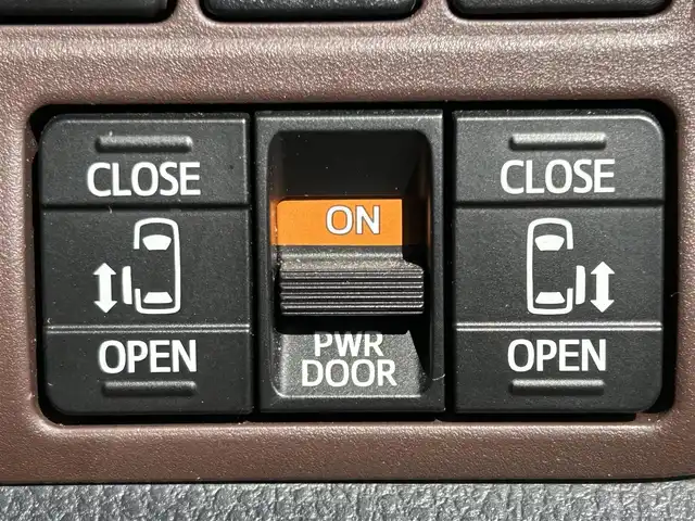 トヨタ エスクァイア Gi プレミアムパッケージ 岡山県 2018(平30)年 6.8万km ホワイトパールクリスタルシャイン 登録時走行距離67842km/ワンオーナー/純正10インチナビ/フルセグTV(AM/FM/CD/DVD/Bluetooth)/純正12.1インチフリップダウンモニター/バックカメラ/両側パワースライドドア/ドライブレコーダー/ビルトインETC/トヨタセーフティセンス/・プリクラッシュセーフティ/・オートマチックハイビーム/・レーンディバーチャーアラート/クルーズコントロール/横滑り防止装置/シートヒーター/ステアリングヒーター/アイドリングストップ/１５インチ純正AW/ハーフレザーシート/LEDヘッドライト/純正フロアマット