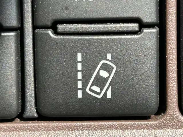 トヨタ エスクァイア Gi プレミアムパッケージ 岡山県 2018(平30)年 6.8万km ホワイトパールクリスタルシャイン 登録時走行距離67842km/ワンオーナー/純正10インチナビ/フルセグTV(AM/FM/CD/DVD/Bluetooth)/純正12.1インチフリップダウンモニター/バックカメラ/両側パワースライドドア/ドライブレコーダー/ビルトインETC/トヨタセーフティセンス/・プリクラッシュセーフティ/・オートマチックハイビーム/・レーンディバーチャーアラート/クルーズコントロール/横滑り防止装置/シートヒーター/ステアリングヒーター/アイドリングストップ/１５インチ純正AW/ハーフレザーシート/LEDヘッドライト/純正フロアマット