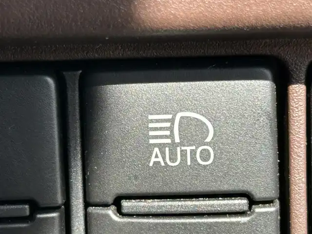 トヨタ エスクァイア Gi プレミアムパッケージ 岡山県 2018(平30)年 6.8万km ホワイトパールクリスタルシャイン 登録時走行距離67842km/ワンオーナー/純正10インチナビ/フルセグTV(AM/FM/CD/DVD/Bluetooth)/純正12.1インチフリップダウンモニター/バックカメラ/両側パワースライドドア/ドライブレコーダー/ビルトインETC/トヨタセーフティセンス/・プリクラッシュセーフティ/・オートマチックハイビーム/・レーンディバーチャーアラート/クルーズコントロール/横滑り防止装置/シートヒーター/ステアリングヒーター/アイドリングストップ/１５インチ純正AW/ハーフレザーシート/LEDヘッドライト/純正フロアマット