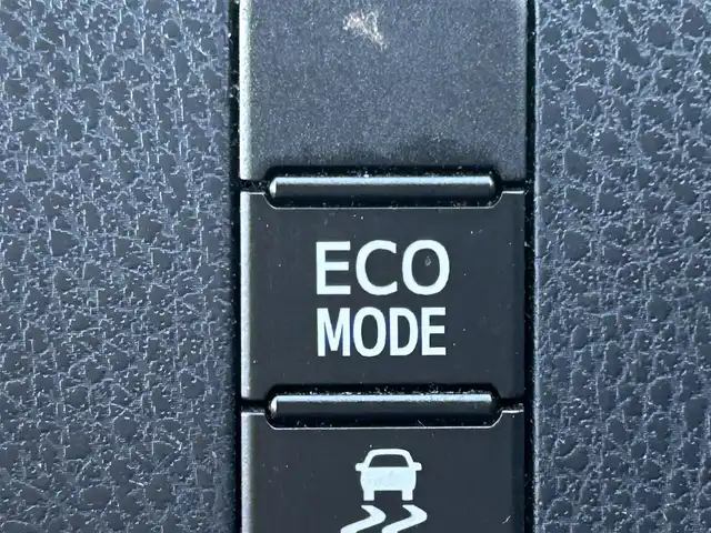 トヨタ エスクァイア Gi プレミアムパッケージ 岡山県 2018(平30)年 6.8万km ホワイトパールクリスタルシャイン 登録時走行距離67842km/ワンオーナー/純正10インチナビ/フルセグTV(AM/FM/CD/DVD/Bluetooth)/純正12.1インチフリップダウンモニター/バックカメラ/両側パワースライドドア/ドライブレコーダー/ビルトインETC/トヨタセーフティセンス/・プリクラッシュセーフティ/・オートマチックハイビーム/・レーンディバーチャーアラート/クルーズコントロール/横滑り防止装置/シートヒーター/ステアリングヒーター/アイドリングストップ/１５インチ純正AW/ハーフレザーシート/LEDヘッドライト/純正フロアマット