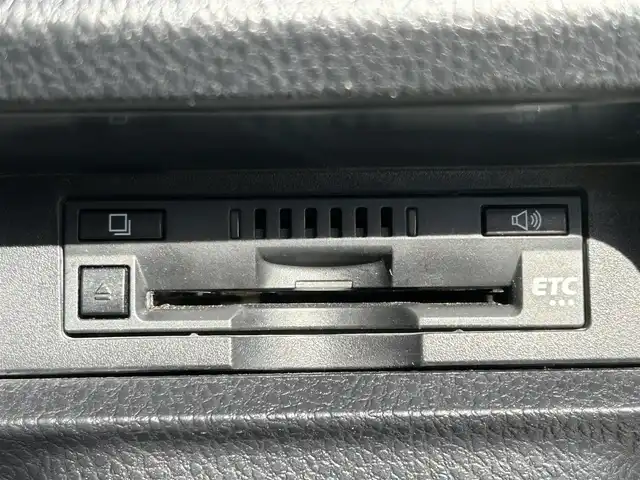 トヨタ エスクァイア Gi プレミアムパッケージ 岡山県 2018(平30)年 6.8万km ホワイトパールクリスタルシャイン 登録時走行距離67842km/ワンオーナー/純正10インチナビ/フルセグTV(AM/FM/CD/DVD/Bluetooth)/純正12.1インチフリップダウンモニター/バックカメラ/両側パワースライドドア/ドライブレコーダー/ビルトインETC/トヨタセーフティセンス/・プリクラッシュセーフティ/・オートマチックハイビーム/・レーンディバーチャーアラート/クルーズコントロール/横滑り防止装置/シートヒーター/ステアリングヒーター/アイドリングストップ/１５インチ純正AW/ハーフレザーシート/LEDヘッドライト/純正フロアマット