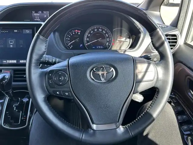 トヨタ エスクァイア Gi プレミアムパッケージ 岡山県 2018(平30)年 6.8万km ホワイトパールクリスタルシャイン 登録時走行距離67842km/ワンオーナー/純正10インチナビ/フルセグTV(AM/FM/CD/DVD/Bluetooth)/純正12.1インチフリップダウンモニター/バックカメラ/両側パワースライドドア/ドライブレコーダー/ビルトインETC/トヨタセーフティセンス/・プリクラッシュセーフティ/・オートマチックハイビーム/・レーンディバーチャーアラート/クルーズコントロール/横滑り防止装置/シートヒーター/ステアリングヒーター/アイドリングストップ/１５インチ純正AW/ハーフレザーシート/LEDヘッドライト/純正フロアマット