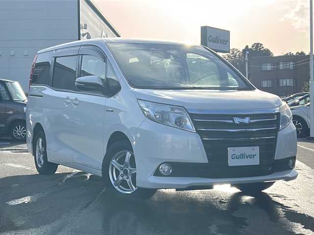 トヨタ ノア ハイブリッド X 石川県 2015(平27)年 8.3万km ホワイトパールクリスタルシャイン ワンオーナー/純正メモリーナビゲーション/【FM/AM・CD・AUX】/・フルセグTV(TVキャンセラーあり)/・バックカメラ/車両接近通報装置/トラクションコントロール/ステアリングスイッチ/両側パワースライド/3列シート/プッシュスタート/オートライト/・キセノンライト/・フォグランプ/電格ミラー/純正フロアマット/純正AW夏タイヤ車載