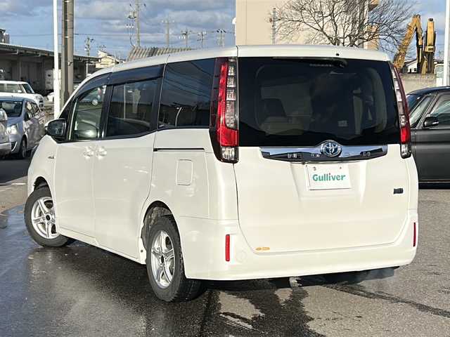 トヨタ ノア ハイブリッド X 石川県 2015(平27)年 8.3万km ホワイトパールクリスタルシャイン ワンオーナー/純正メモリーナビゲーション/【FM/AM・CD・AUX】/・フルセグTV(TVキャンセラーあり)/・バックカメラ/車両接近通報装置/トラクションコントロール/ステアリングスイッチ/両側パワースライド/3列シート/プッシュスタート/オートライト/・キセノンライト/・フォグランプ/電格ミラー/純正フロアマット/純正AW夏タイヤ車載