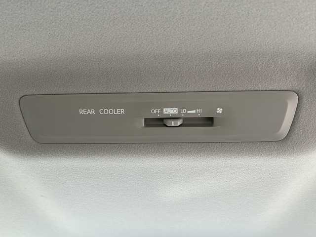 トヨタ ノア ハイブリッド X 石川県 2015(平27)年 8.3万km ホワイトパールクリスタルシャイン ワンオーナー/純正メモリーナビゲーション/【FM/AM・CD・AUX】/・フルセグTV(TVキャンセラーあり)/・バックカメラ/車両接近通報装置/トラクションコントロール/ステアリングスイッチ/両側パワースライド/3列シート/プッシュスタート/オートライト/・キセノンライト/・フォグランプ/電格ミラー/純正フロアマット/純正AW夏タイヤ車載