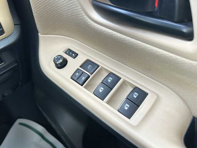 トヨタ ノア ハイブリッド X 石川県 2015(平27)年 8.3万km ホワイトパールクリスタルシャイン ワンオーナー/純正メモリーナビゲーション/【FM/AM・CD・AUX】/・フルセグTV(TVキャンセラーあり)/・バックカメラ/車両接近通報装置/トラクションコントロール/ステアリングスイッチ/両側パワースライド/3列シート/プッシュスタート/オートライト/・キセノンライト/・フォグランプ/電格ミラー/純正フロアマット/純正AW夏タイヤ車載