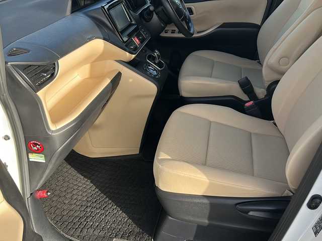 トヨタ ノア ハイブリッド X 石川県 2015(平27)年 8.3万km ホワイトパールクリスタルシャイン ワンオーナー/純正メモリーナビゲーション/【FM/AM・CD・AUX】/・フルセグTV(TVキャンセラーあり)/・バックカメラ/車両接近通報装置/トラクションコントロール/ステアリングスイッチ/両側パワースライド/3列シート/プッシュスタート/オートライト/・キセノンライト/・フォグランプ/電格ミラー/純正フロアマット/純正AW夏タイヤ車載