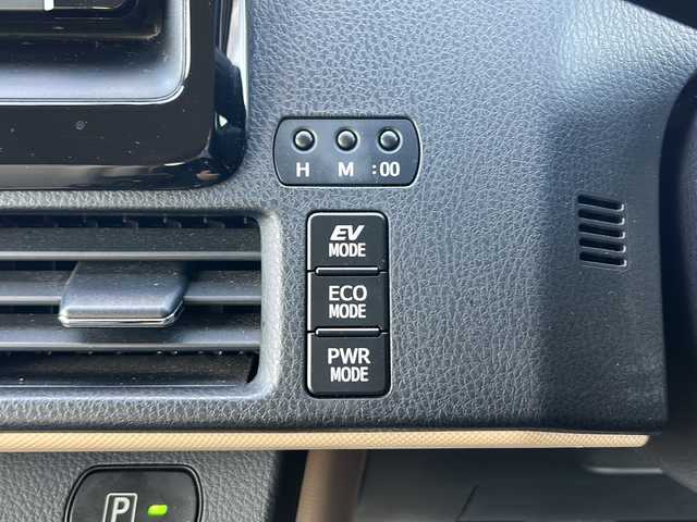 トヨタ ノア ハイブリッド X 石川県 2015(平27)年 8.3万km ホワイトパールクリスタルシャイン ワンオーナー/純正メモリーナビゲーション/【FM/AM・CD・AUX】/・フルセグTV(TVキャンセラーあり)/・バックカメラ/車両接近通報装置/トラクションコントロール/ステアリングスイッチ/両側パワースライド/3列シート/プッシュスタート/オートライト/・キセノンライト/・フォグランプ/電格ミラー/純正フロアマット/純正AW夏タイヤ車載